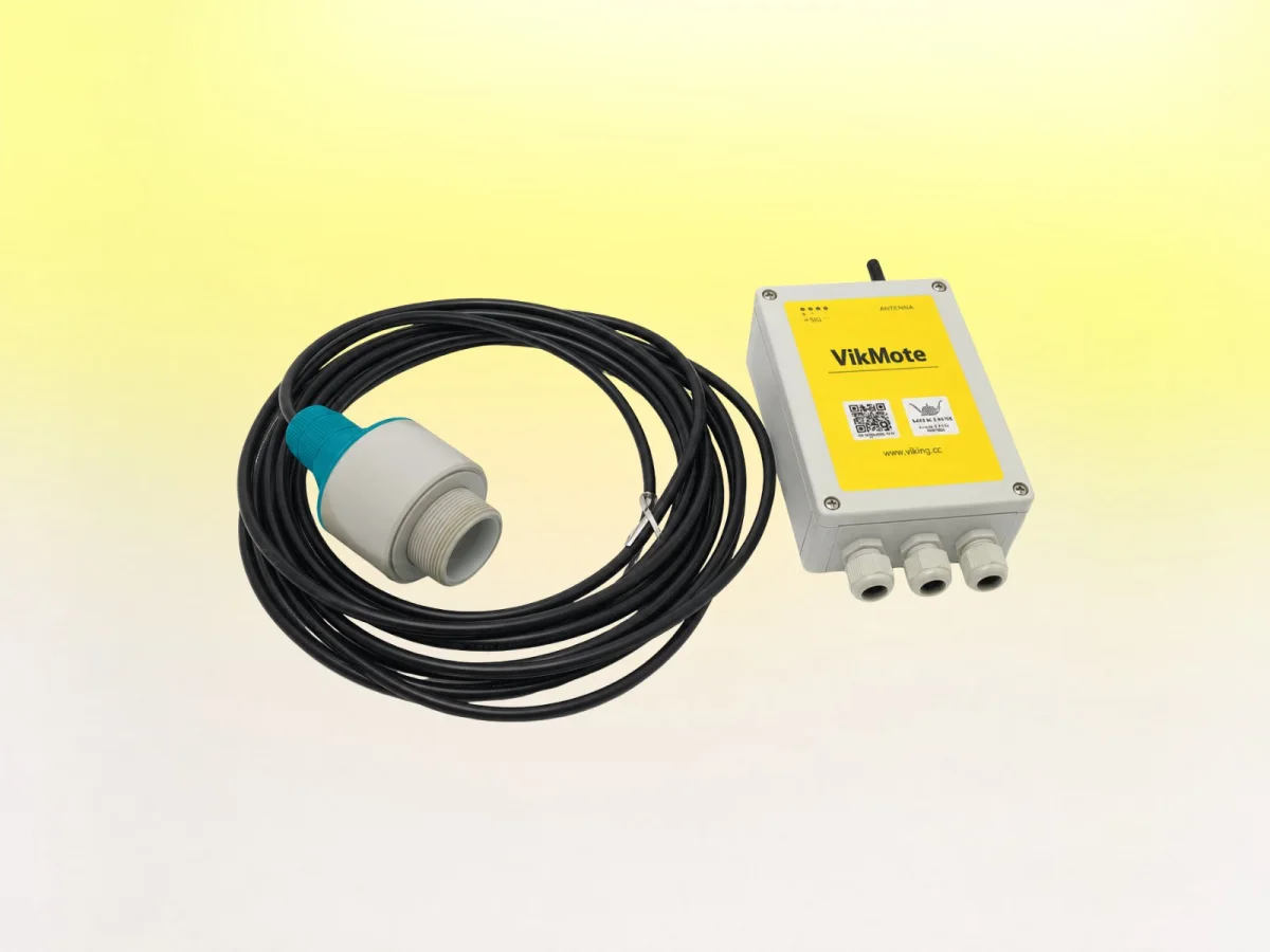 OceanWatcher WLM 100: the radar probe with its teal collar, the connecting cable and the yellow VikMote controller.