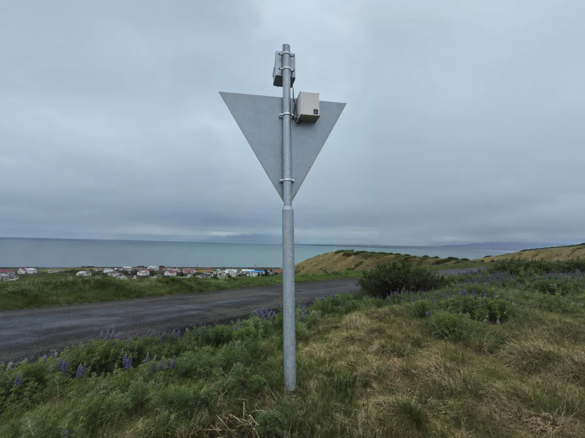Grey daymark seen from another angle, with the PowerGuard enclosure and the light it feeds at the top of the post.