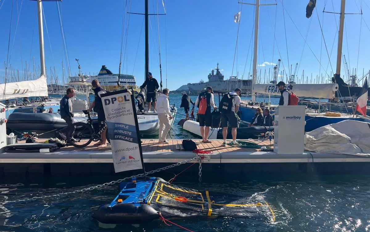 DPOL-robotter demonstreret fra en ponton i en travl marina.