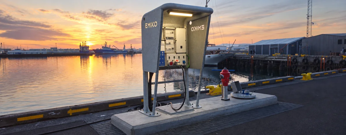 Wide view of the berth at sunset: the MarinePro pedestal, the connected cable, the hydrant and the service point along the edge of the quay.
