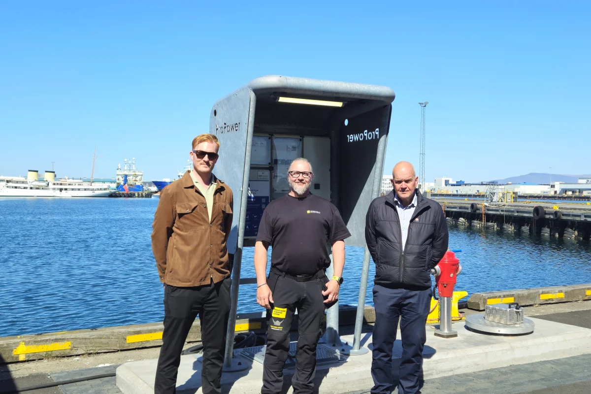 Reykjavik-holdet ved den installerede stander på kajen, med brandhanen og servicepunktet fra vandgruppen bag sig.