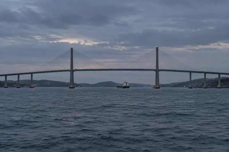 A representative scene for this solution, seen from a distance: Bridge and structure marking