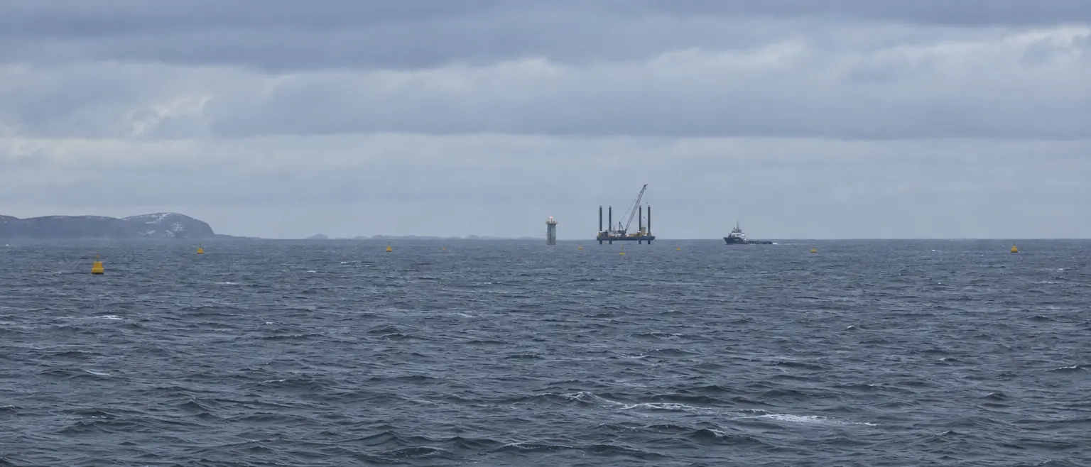 A representative scene for this solution, seen from a distance: Offshore construction marks