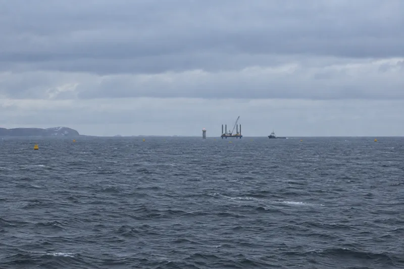 A representative scene for this solution, seen from a distance: Offshore construction marks