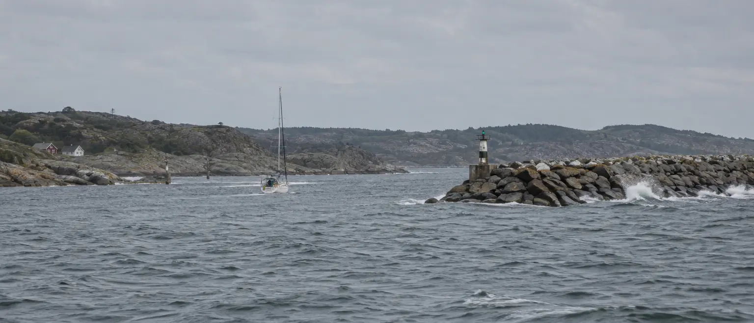 A representative scene for this solution, seen from a distance: Directional passage marking