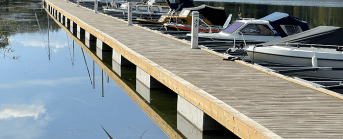 Lækker træ/beton flydebro, på havn.